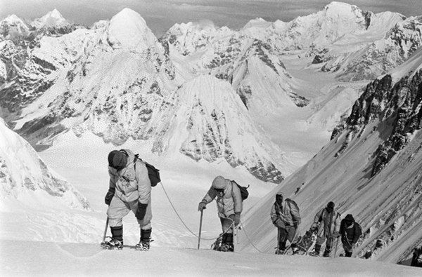 △1960年5月，中國登山隊(duì)隊(duì)員在海拔7150米的冰雪坡上行進(jìn)。