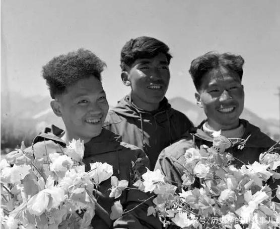 △1960年5月25日凌晨4點(diǎn)20分，中國登山隊(duì)隊(duì)員成功登上珠穆朗瑪峰。（右起）王富洲、貢布（藏族）和屈銀華。